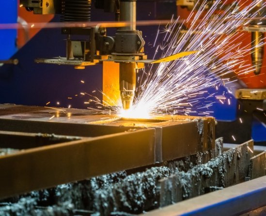 Pliage CNC de tôle acier inox et aluminium à France Découpe plasma de pièces métalliques sur mesure à France